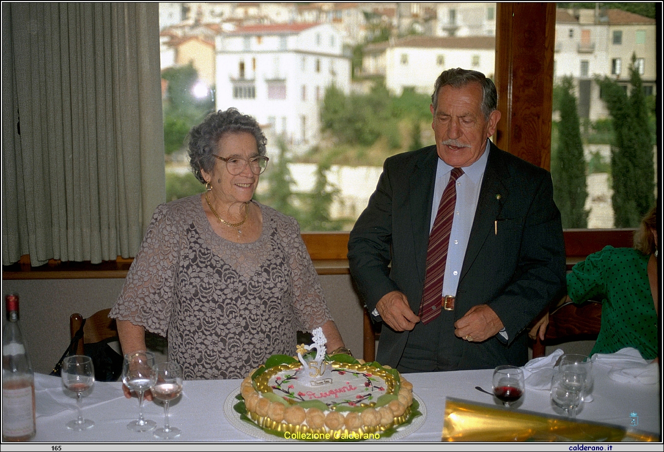Mamma e Papa' con la torta dei Cinquanta anni di matrimonio - 13 09-1991 IMG0023.jpg