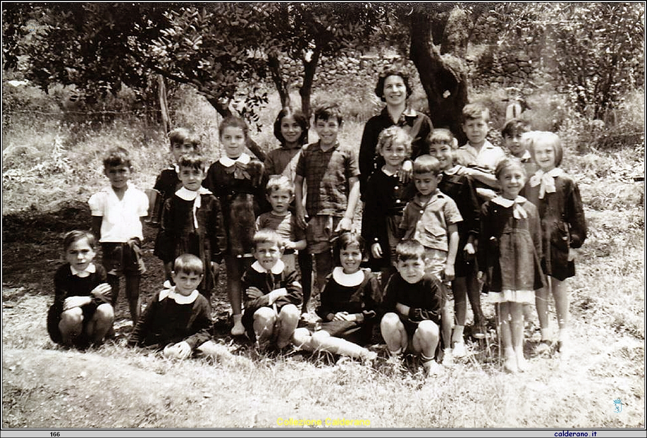 La Maestra Agnese Ferraro D'Alascio con i suoi alunni.jpg
