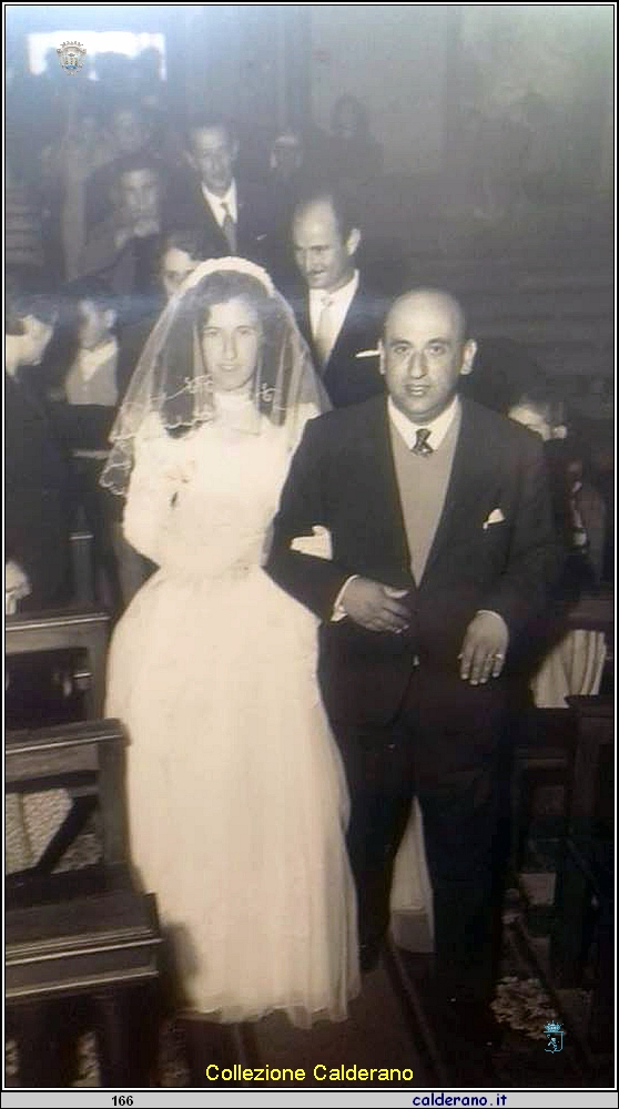 La Sposa Clara Sisinni accompagnata da Aristide Limongi - Dietro il marito Gino Mezzoprete.jpg
