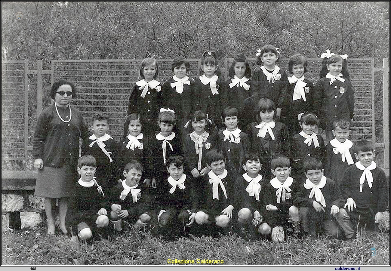 La Maestra Titina D'Attoli con i suoi alunni 1962.jpg