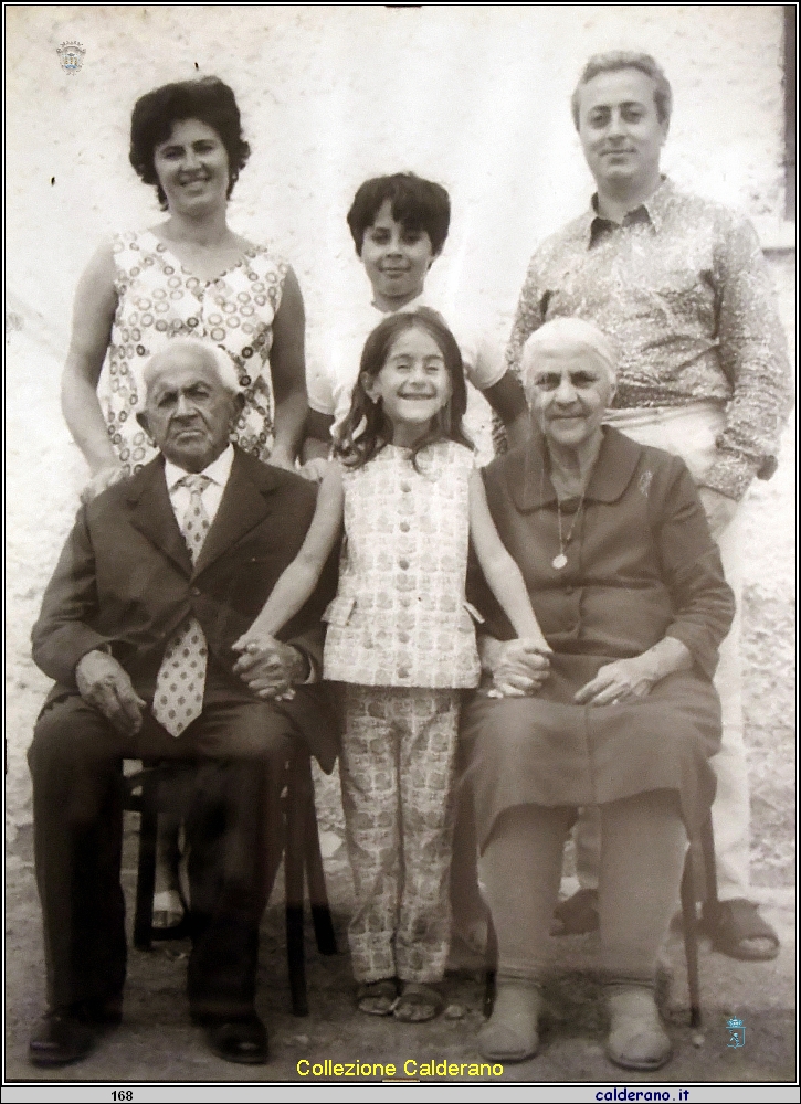Mario Schettino con Moglie, Figli e Genitori.jpg