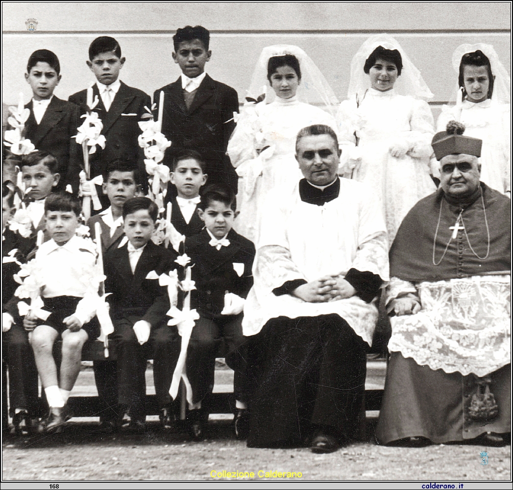 Prima Comunione con Padre Petrin, S.E. il Vescovo Federico Pezzullo e Padre Cerracchio 2.jpg