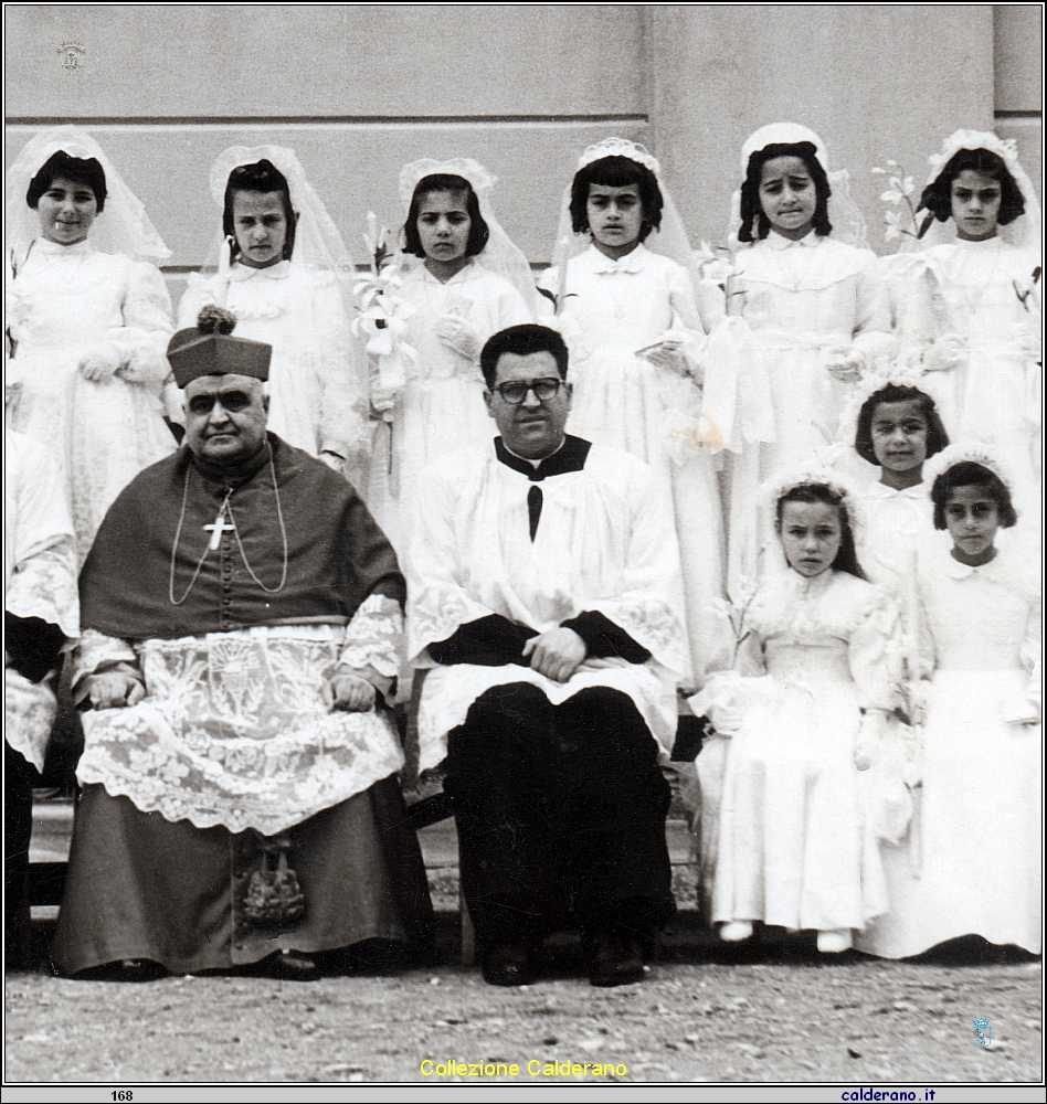 Prima Comunione con Padre Petrin, S.E. il Vescovo Federico Pezzullo e Padre Cerracchio 3.jpg