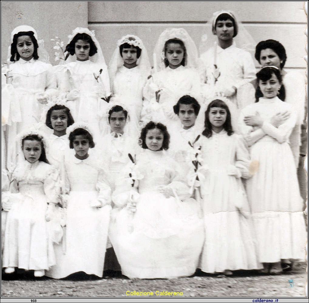 Prima Comunione con Padre Petrin, S.E. il Vescovo Federico Pezzullo e Padre Cerracchio 4.jpg