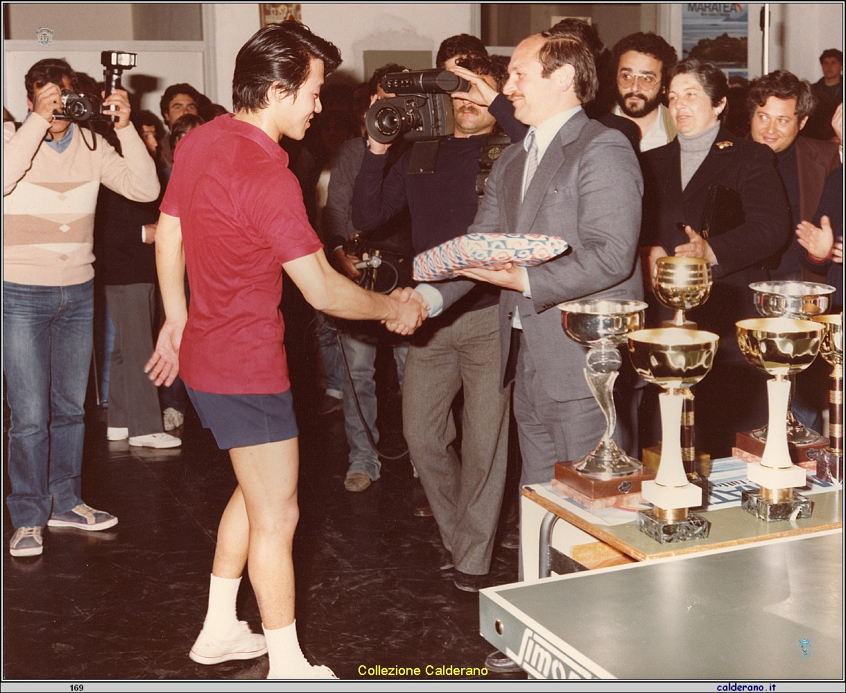 Incontro di Tennis Tavolo della Squadra Nazionale della Repubbnlica Popolare Cinese e la Squadra Nazionale dell'Italia 1982 - Premia Antonio Brando.jpeg