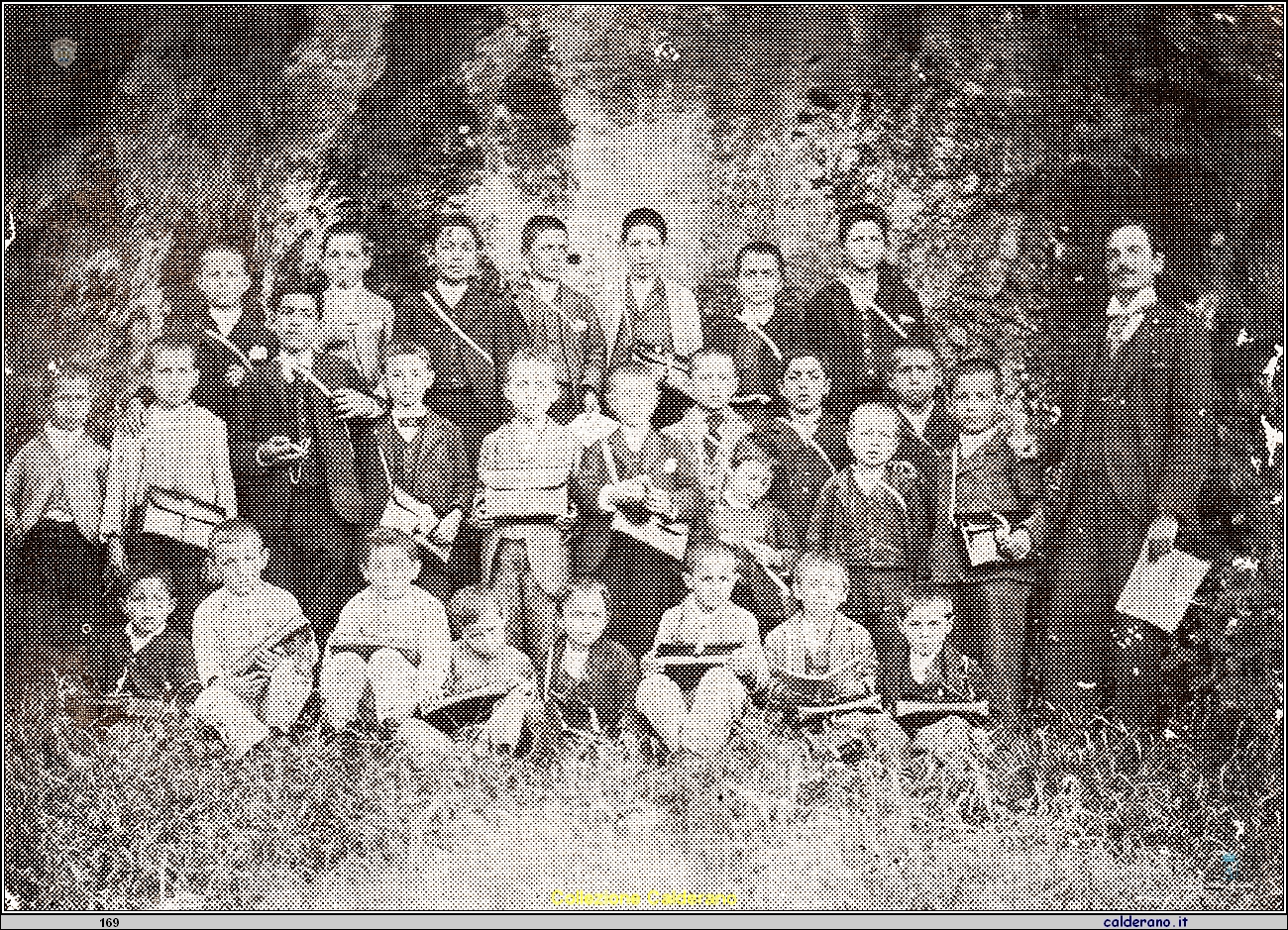 Insegnante Biagio Iannini con una sua classe 1899.jpeg