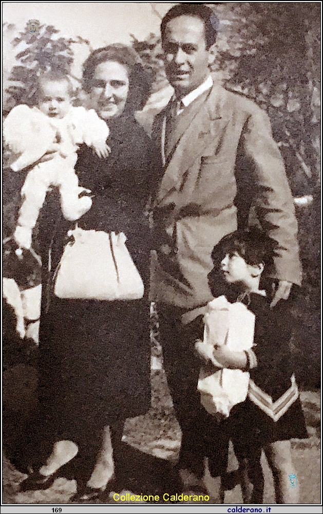 Lidia Picone e Biagio Vitolo con i figli Franco e Giusy.jpg