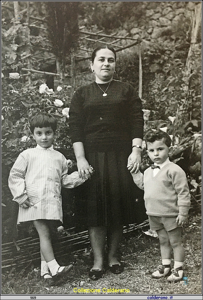 Maria Mazzeo con Carmelina e Raffaele Avigliano.jpg