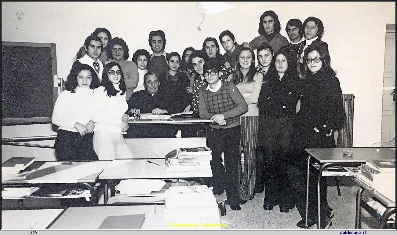Una classe del Liceo Scientifico con Padre Sgambati - Anno scolastico 1973-74.jpg