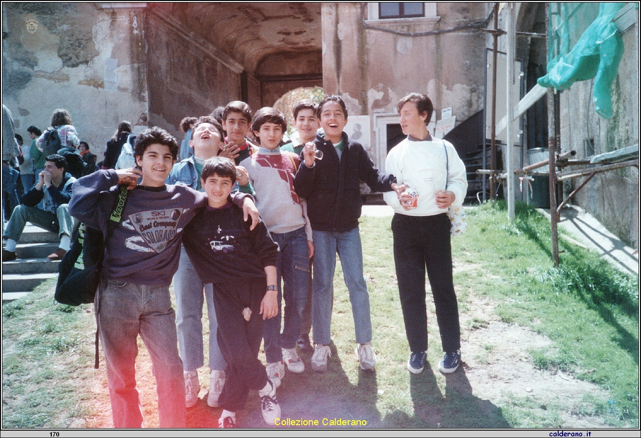 Alunni di Scuola Media in gita.jpeg