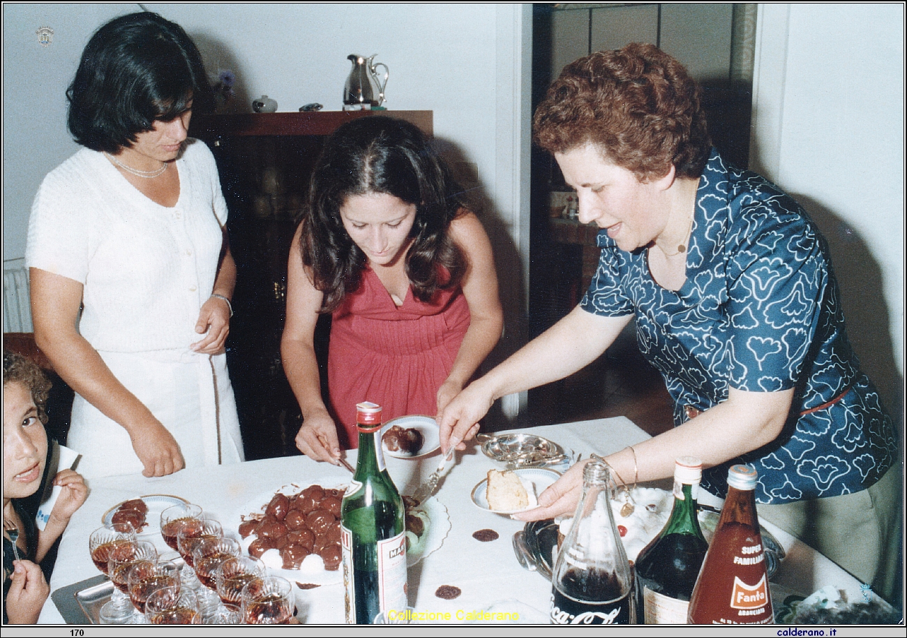 Preparativi per la festa con Rosa Di Trani e Maria Avigliano 1972.jpeg