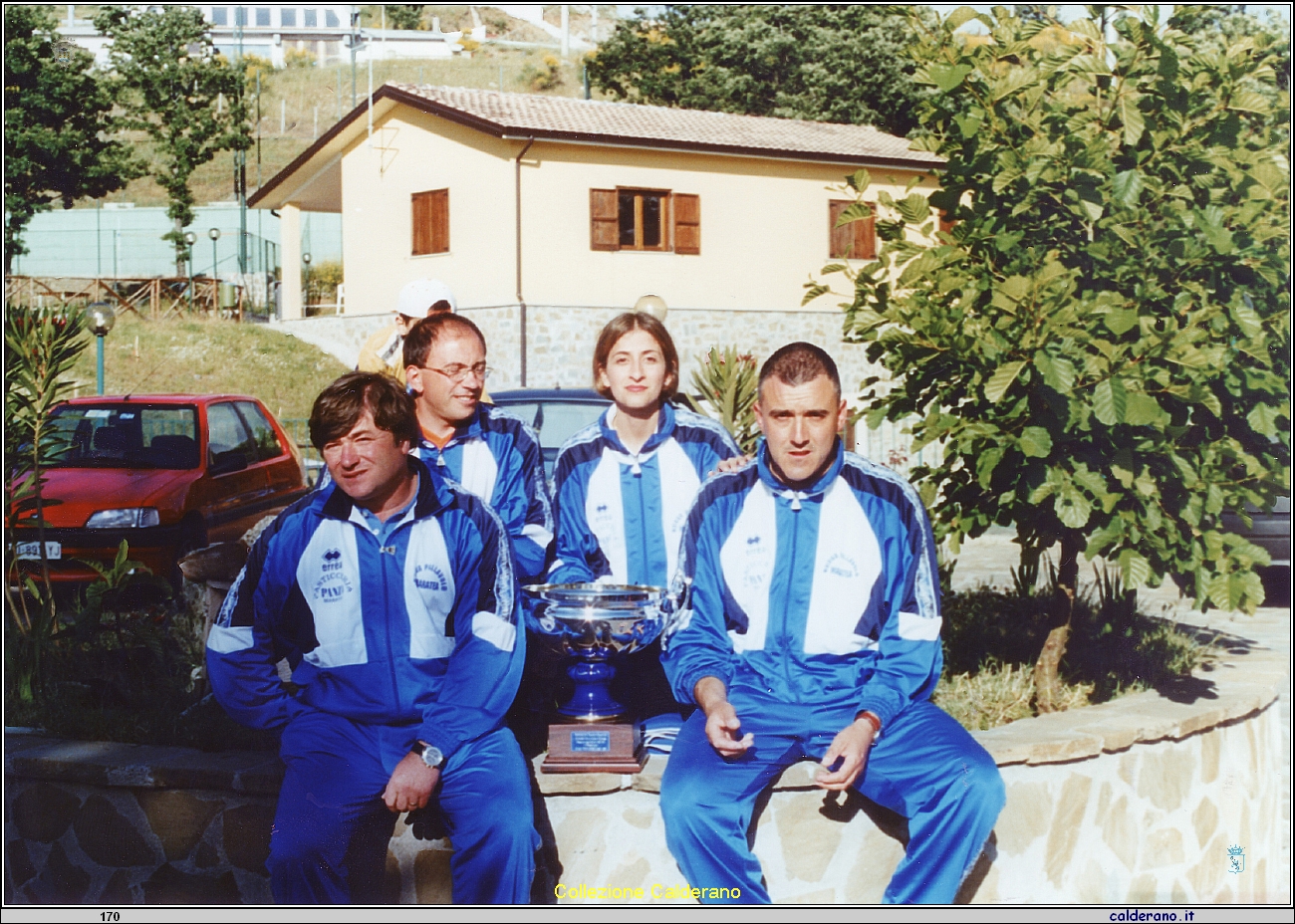 Preparatori atletici con la coppa della vittoria.jpeg