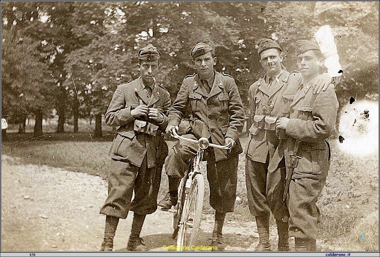 Soldati della Seconda guerra Mondiale - In bicicletta Domenico Schettino di Massa 1942.jpeg