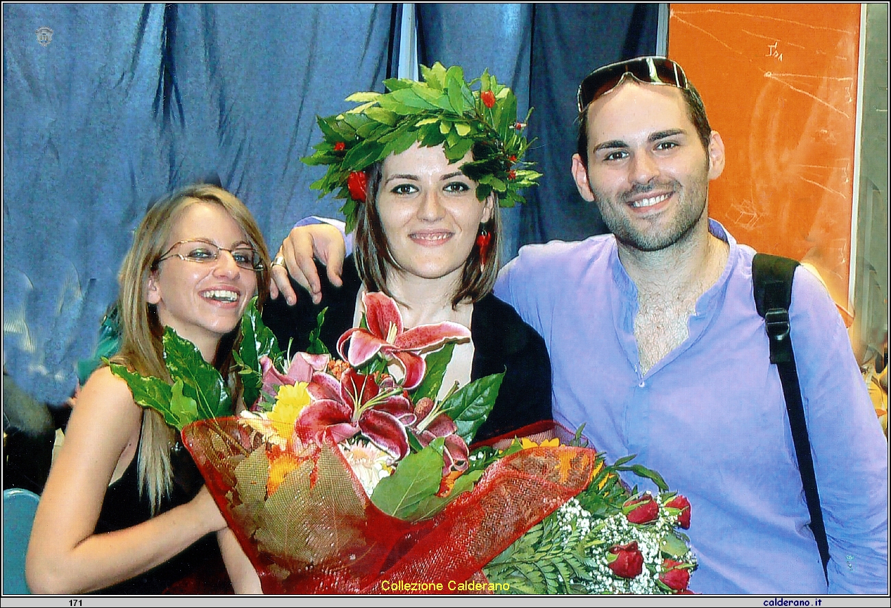 La laurea di Marianna Silva con la sorella Ramona e il fratello Nicola.jpeg