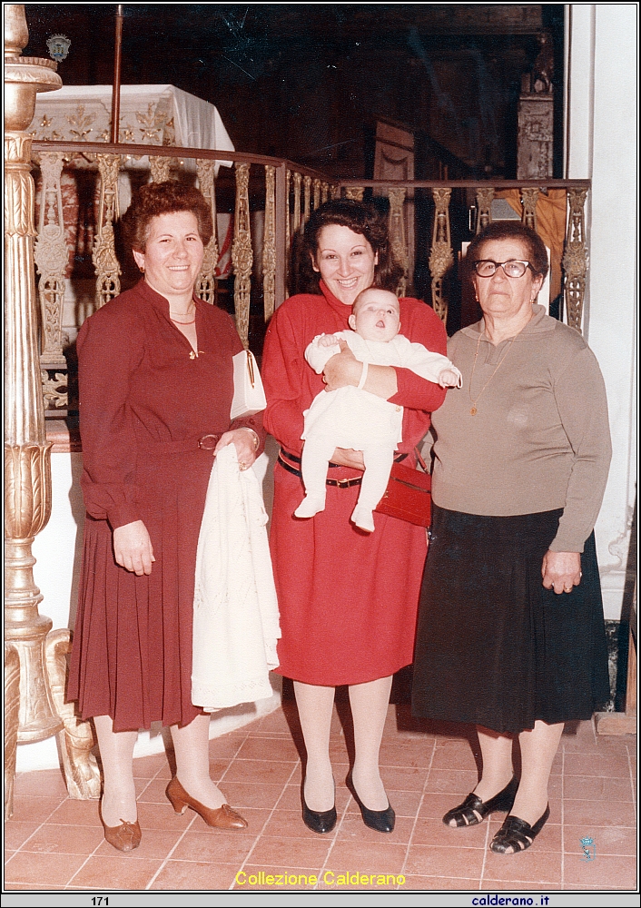 Quattro generazioni La Nonna Maria Avigliano, La mamma Rosa Di Trani, la bisnonna Annunziata Meo e la figlia Marianna Silva.jpeg