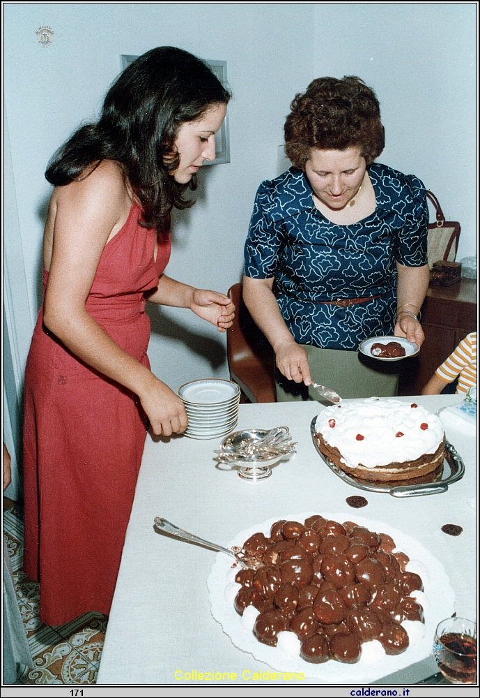 Rosa Di Trani e Maria Avigliano con le torte.jpeg