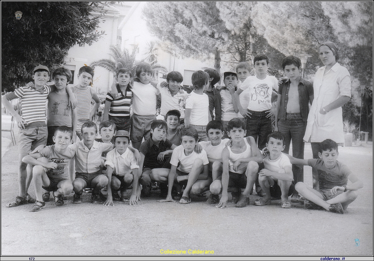 Ragazzi della Colonia di Fiumicello con Rosa Di Trani.jpeg