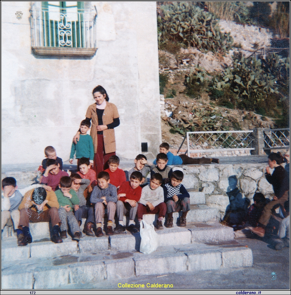 Rosa Di Trani con i ragazzi della Colonia al Porto - Maggio 1974.jpeg