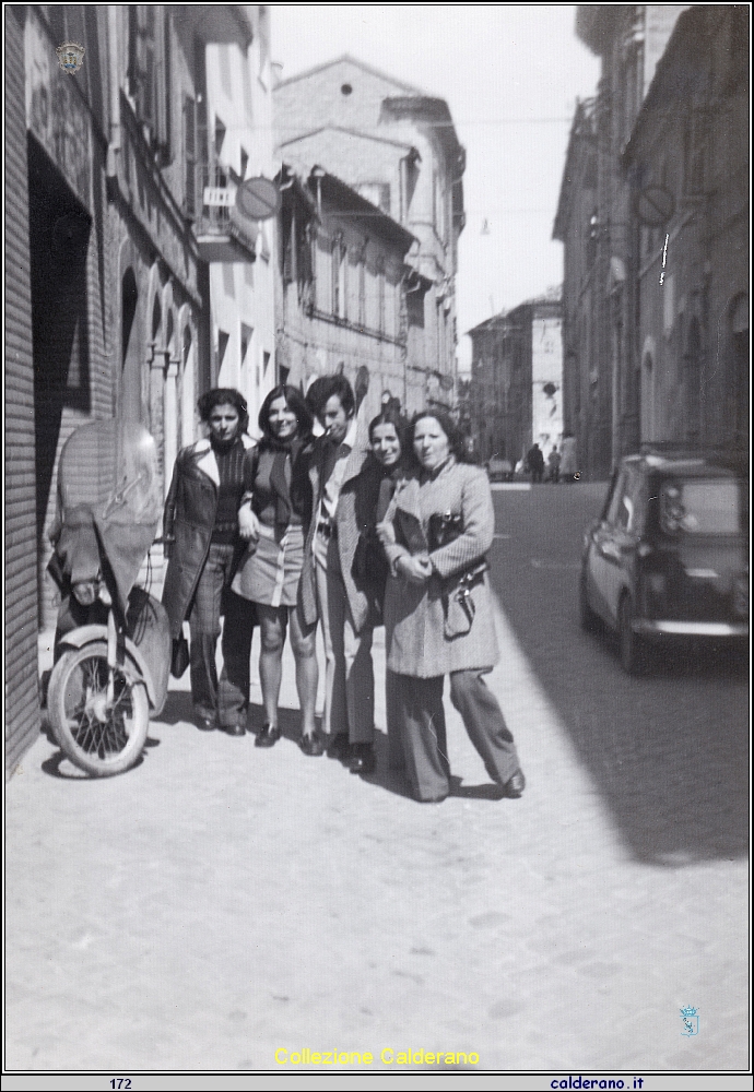Rosa Di Trani in gita con compagni di scuola.jpeg