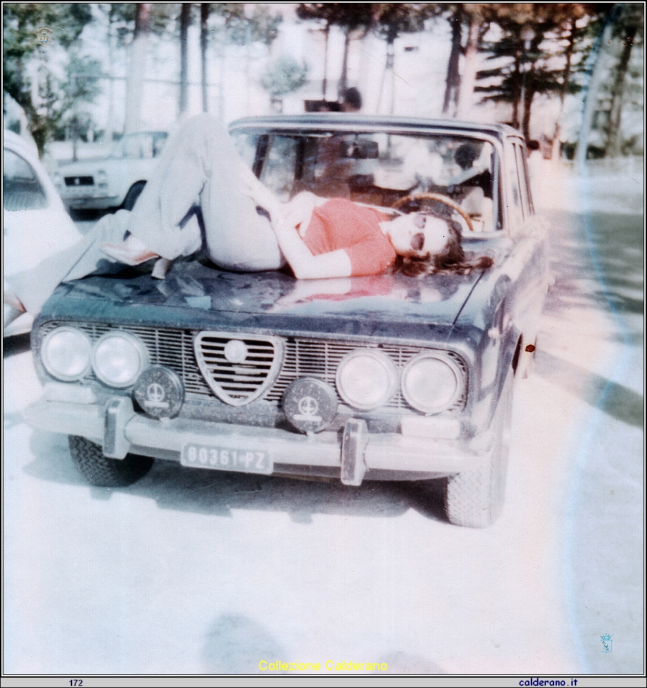 Rosa Di Trani sul cofano dell'Alfa Romeo.jpeg