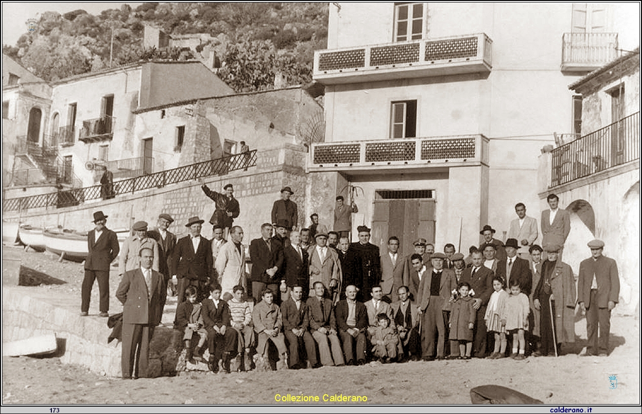 Foto ricordo di soli uomini con Padre Petrin 1957.jpg