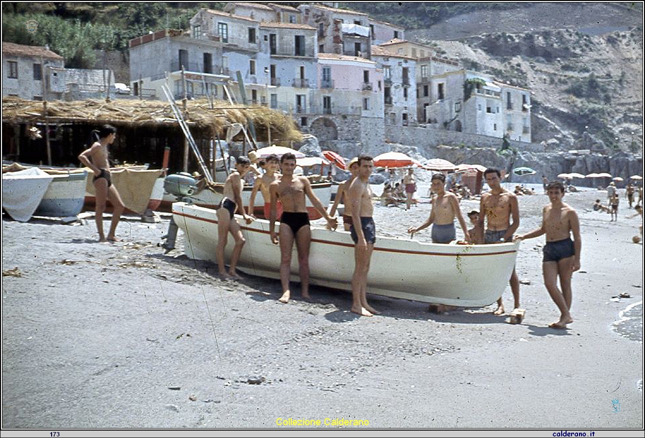 Giovanotti con la barca a motore al Porto.jpg