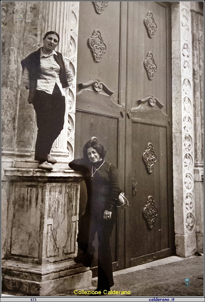 Gita in Sicilia 3 - Maria e Carmelina Mazzeo 1969.jpg