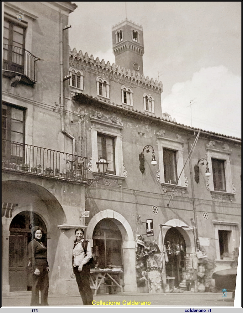 Gita in Sicilia 5 - Carmelina Mazzeo e Maria 1969.jpg