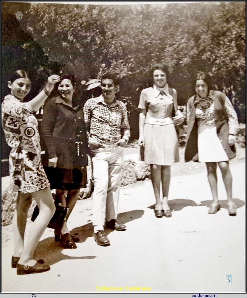 Gita in Sicilia 7 - Maria, Assuntina Avigliano, ---, Rosamaria Bosone e Carmelina Mazzeo 1969.jpg