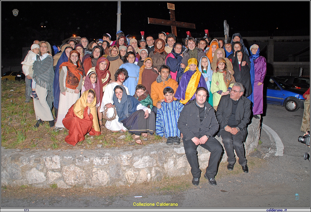 Interpreti Via Crucis con Don Donato Partepilo e Don Biagio Giovinazzo 2009.jpg