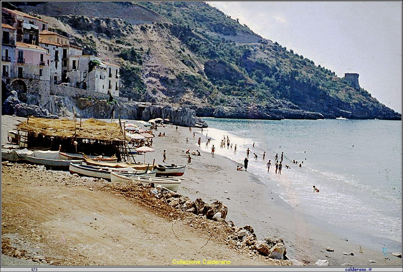 La spiaggia del Porto con la capanna dei pescatori 1961.jpg