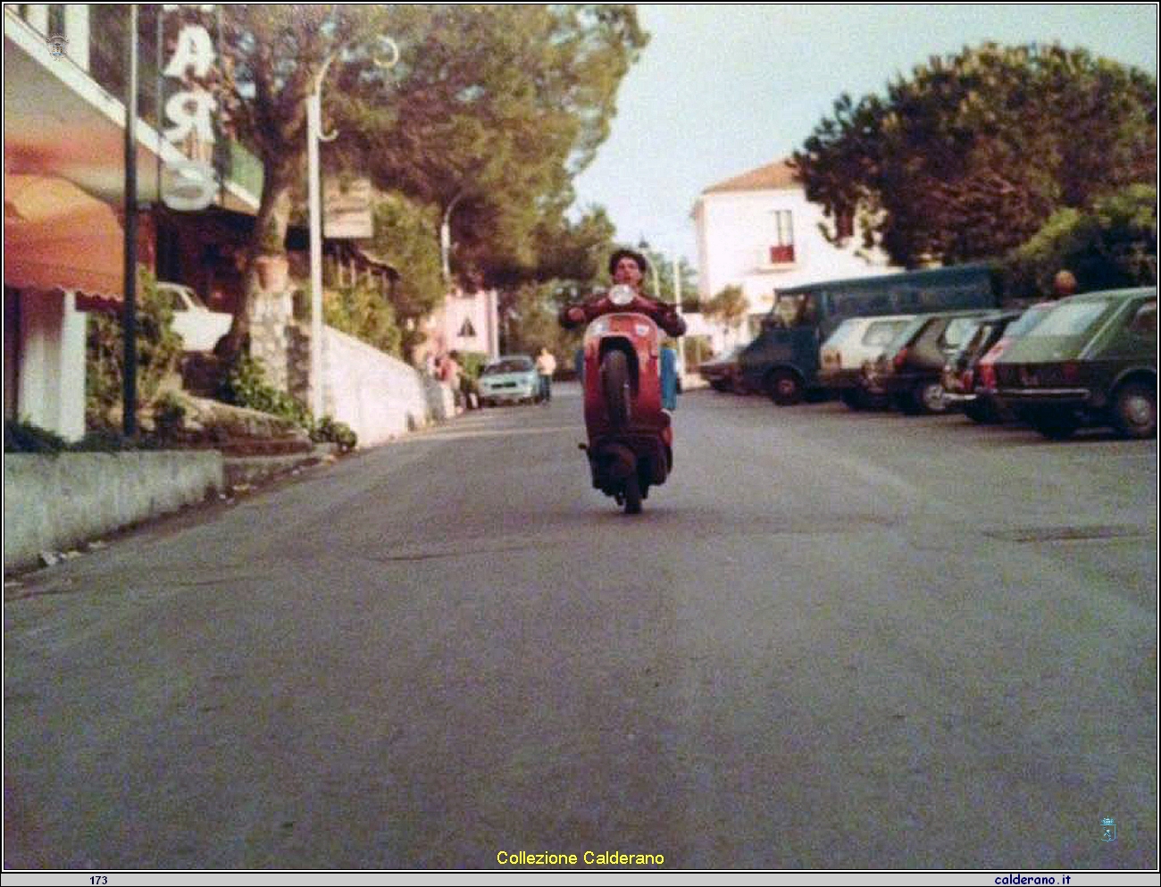 Mimmo Dammiano con la Vespetta a Fiumicello.jpg