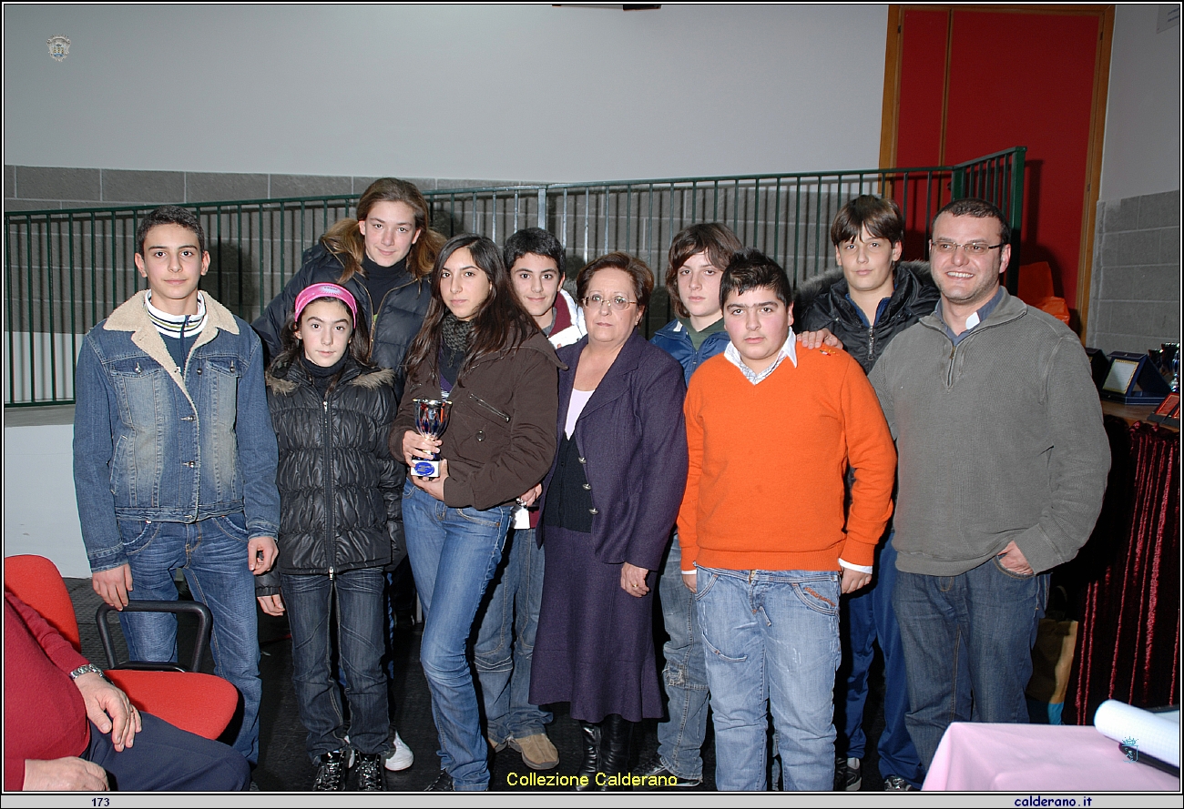 Ragazzi Presepisti premiati con Rosellina De Nicola e Don Adelmo Iacovino 09-01-2009.jpg