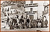 Foto ricordo di soli uomini con Padre Petrin 1957.jpg