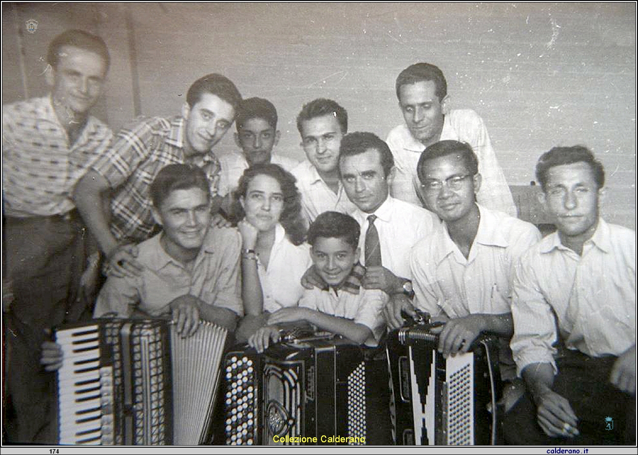 Franco Liberatore con i fisarmonicisti di Caracas.jpg