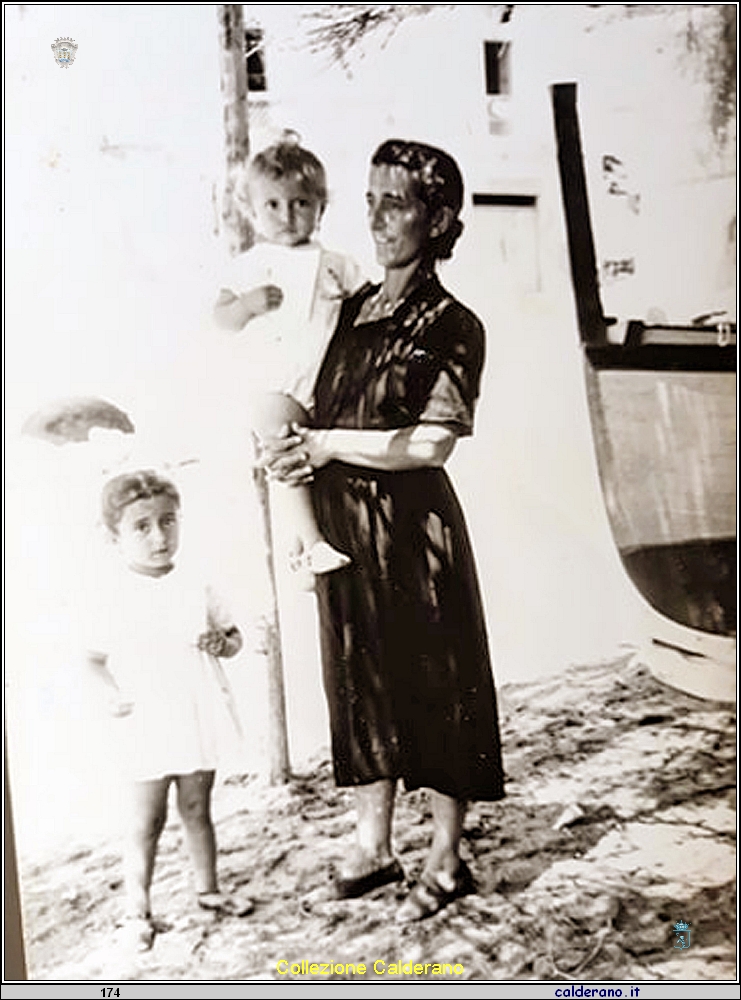 Maria Assunta Tarallo con la sorellina e la  Mamma al Porto.jpg
