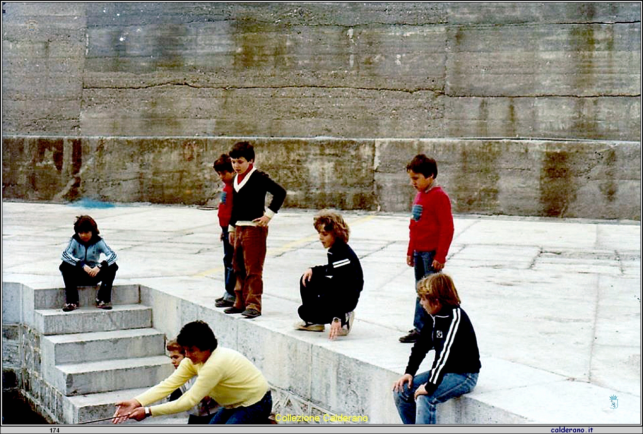 Ragazzini giocatori in attesa di ripescare il pallone.jpg