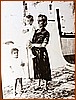 Maria Assunta Tarallo con la sorellina e la  Mamma al Porto.jpg