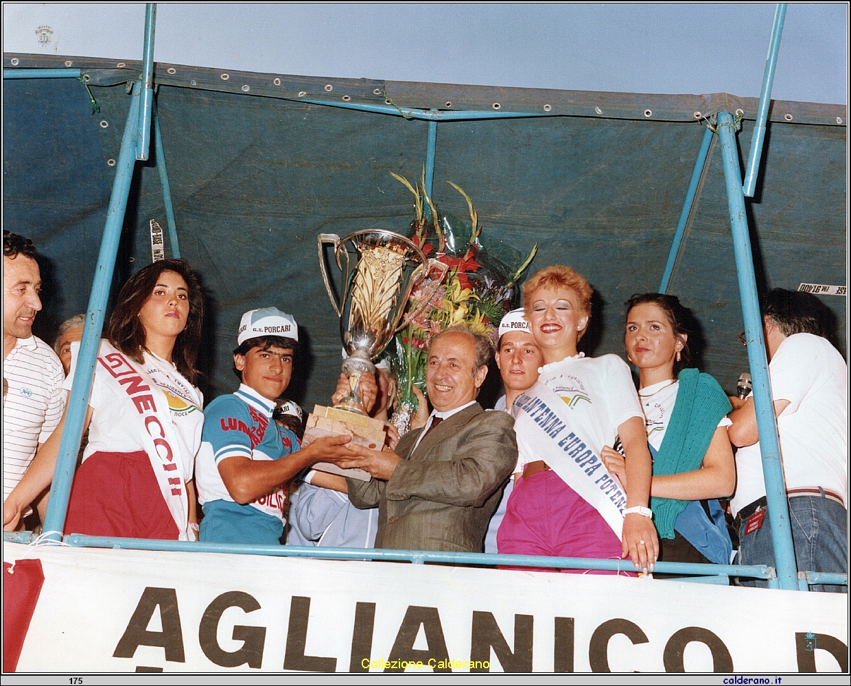 Biagio Vitolo premia il Vincitore del Terzo Giro Ciclistico di Basilicata 1984.jpeg
