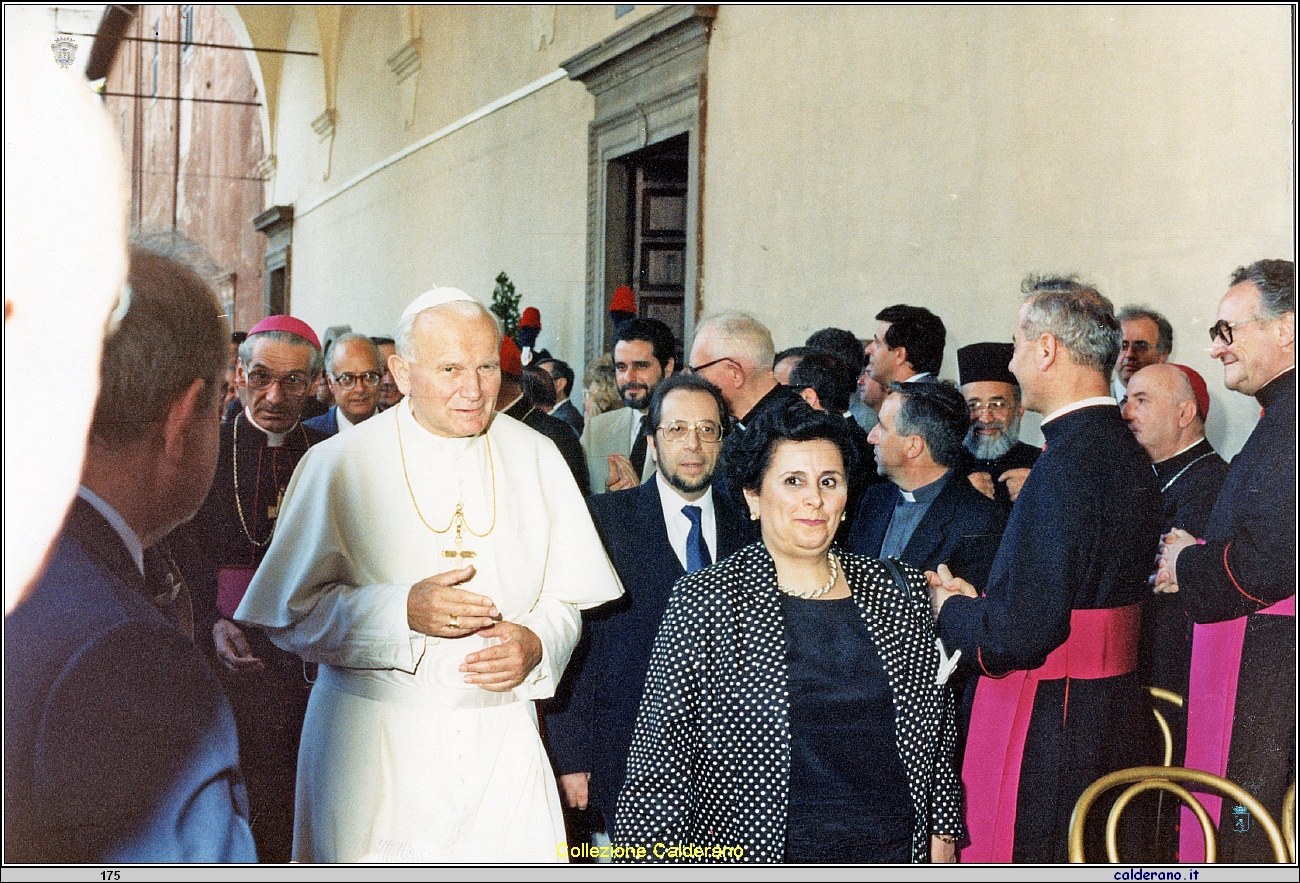 Francesco Sisinni con S.S. Giovanni Paolo II e il Ministro Vincenza Bono Parrino  .jpeg