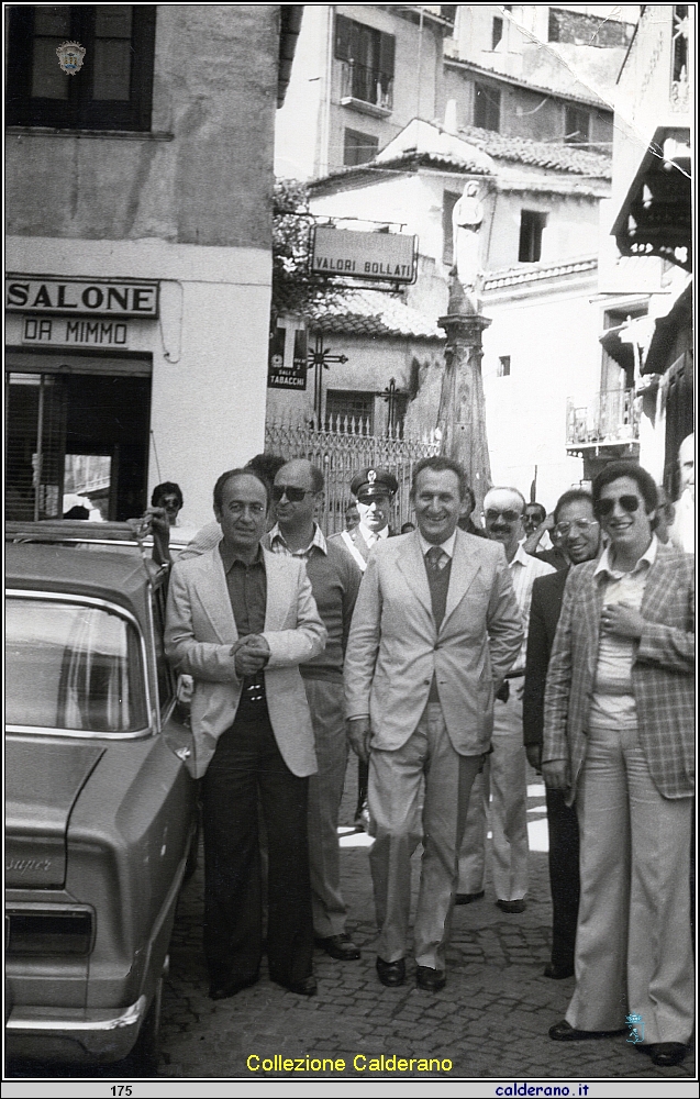 Il Ministro Mario Pedini con Biagio Vitolo, Francesco e Fernando Sisinni 18-10-1976.jpeg