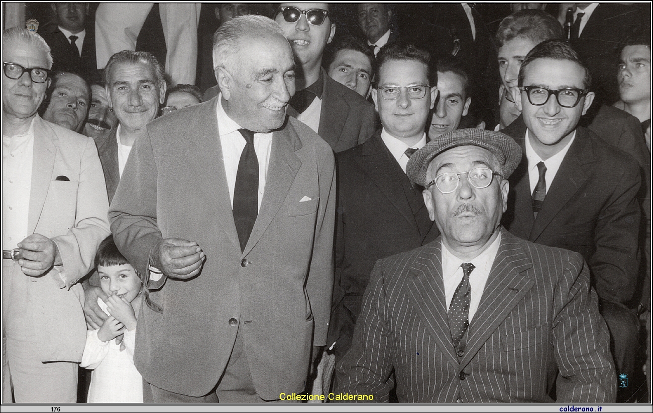 Peppino De Filippo durante le riprese del film La Vedovella con )%bisgio (%vitolo, )%L)%uigi )%Pastorino e Giacomo Fontana.jpg