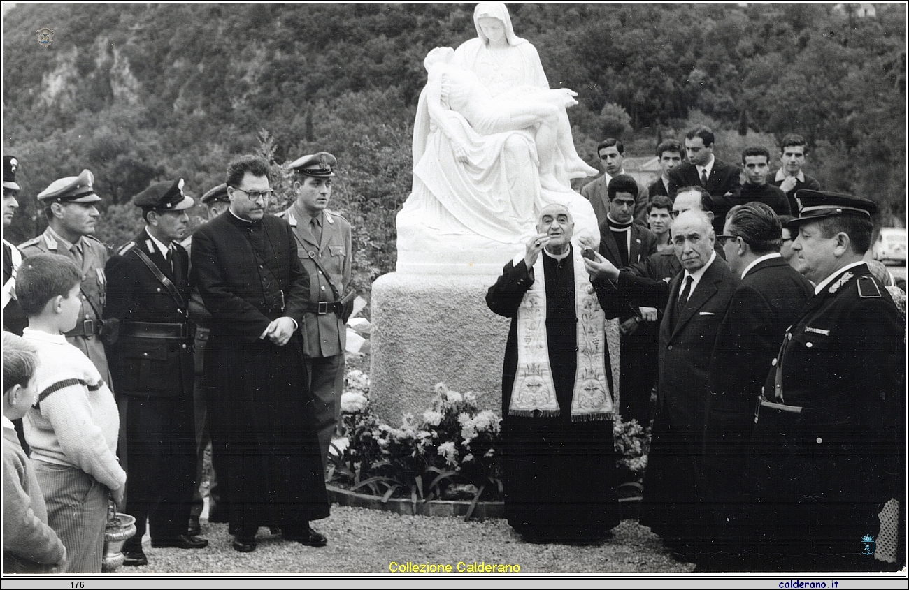 S.E. il Vescovo Mons. Federico Pezzullo benedice la statua della Pieta' donata da Biagio Vitolo - 1966 .jpeg