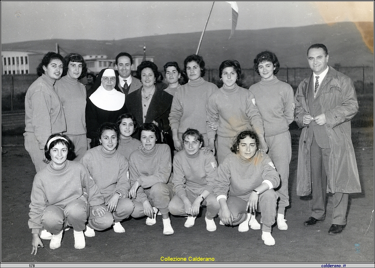 Atlete studentesse del De Pino con Suor Maria Fadda, Biagio Vitolo e Antonietta Burza .jpeg