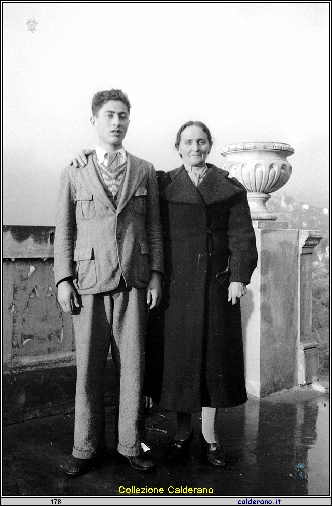 Carlino Vitolo con la Mamma Peppinella Martino.jpeg