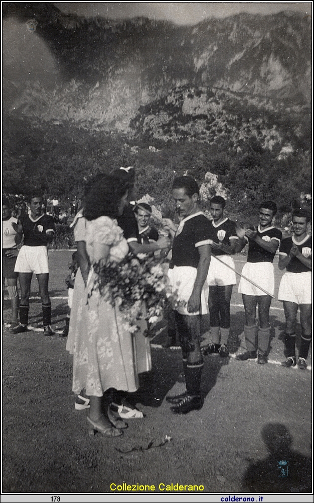 Omaggi floreali al Capitano Biagio Vitolo della squadra Turrita.jpeg