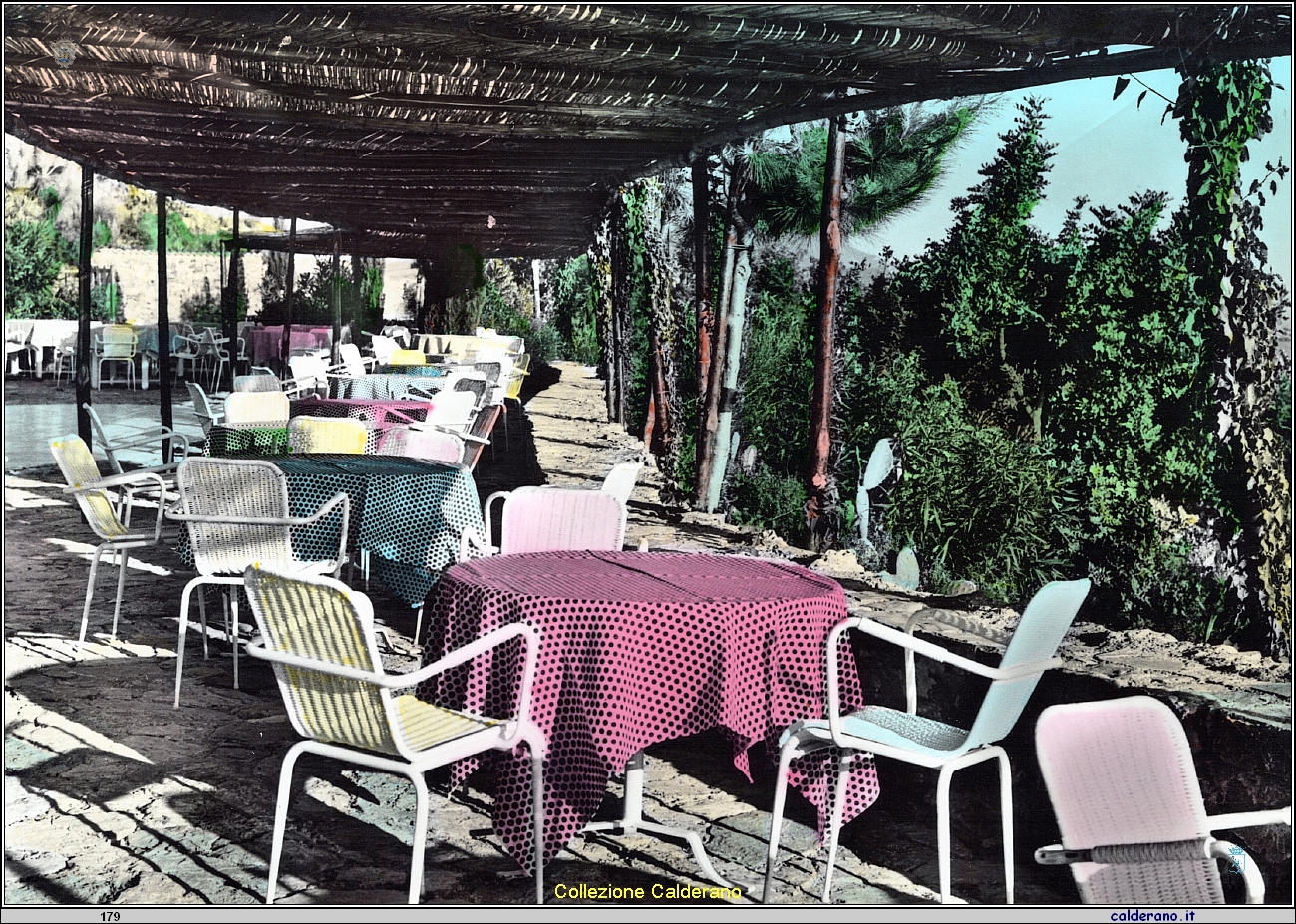 Cartolina - Fuga di tavolini nel Night Club 'Le Ginestre'.jpeg