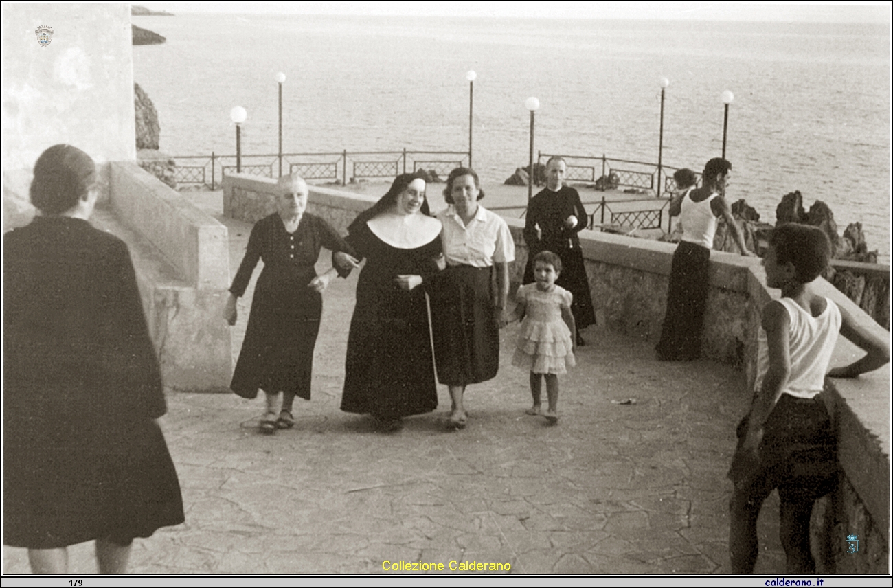 Mariuccia, la suora Strillanda Iannini -sorella di Lelena- Tanella e la bimba Pina.jpg