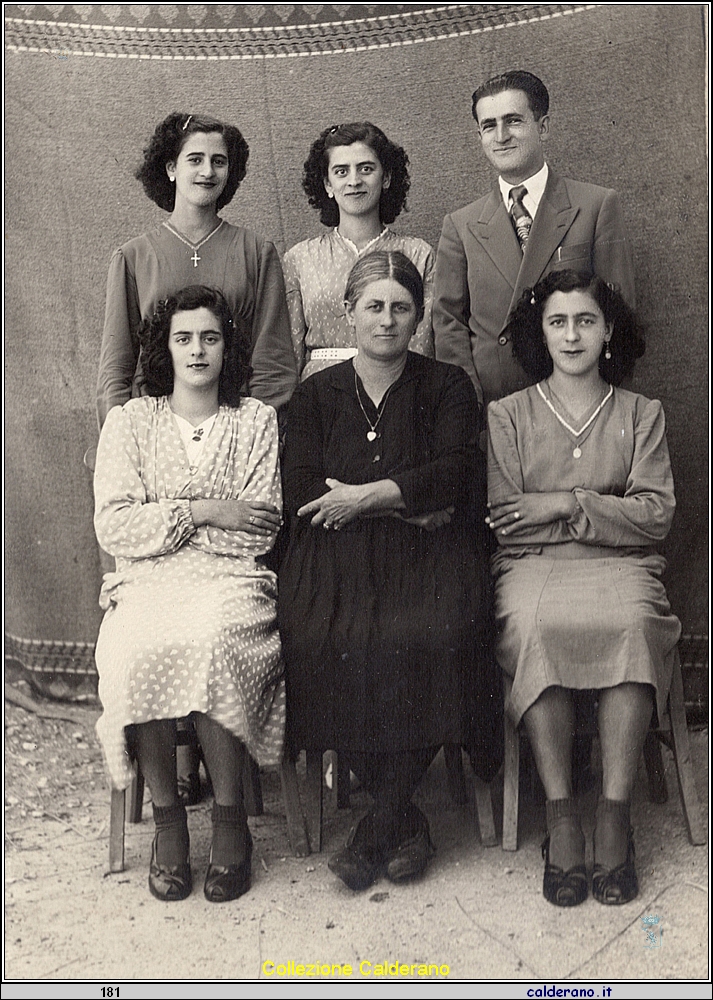 Francesca Montesano con le quattro figlie.jpeg