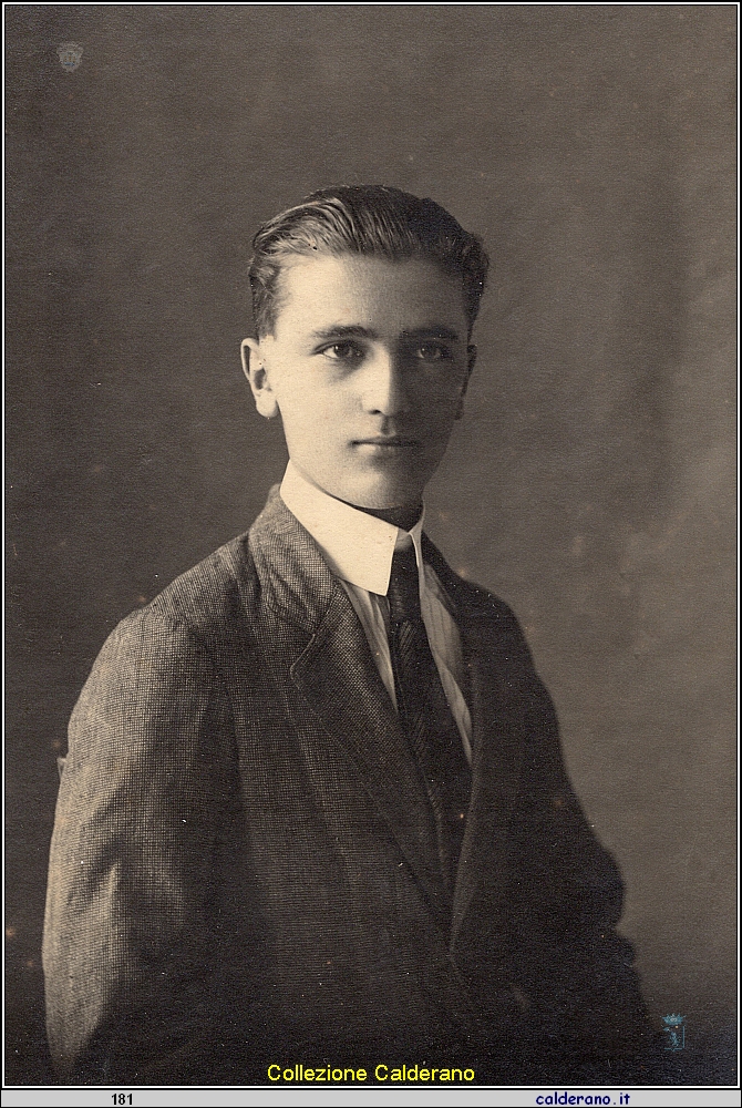 Sconosciuto con cravatta.jpeg